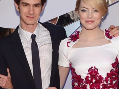 Bei den Dreharbeiten zu "Spider Man" hat es gefunkt, nun promoten Hauptdarsteller Andrew Garfield und seine Freundin Emma Stone den neuen Hollywood-Streifen - und machen auch auf dem Roten Teppich in Los Angeles eine richtig gute Figur