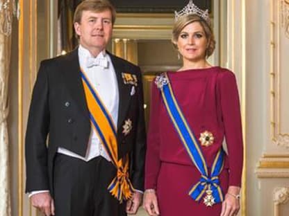 Da ist es! Kurz nach der offiziellen Übernahme des Königsamtes twittert das Niederländische Königshaus das offizielle Foto von König Willem-Alexander und Königin Máxima der Niederlande