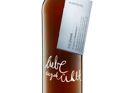 Liebe geht durch den Magen. Natürlich gilt das auch für Wein. Den Spätburgunder Rosé mit süßem Schriftzug gibt es über <a title="http://www.blissany.com/kategorien/valentinstag/wein-liebe-eisgekuhlt.html" href="http://www.blissany.com/kategorien/valentinstag/wein-liebe-eisgekuhlt.html" target="_blank">blissany.com</a> für ca. 15 Euro zu bestellen