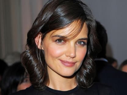 Katie Holmes sieht man eher selten allein auf Veranstaltungen. Dieses Mal war es jedoch eine Ausnahme. Sie erschien völlig entspannt auf dem roten Teppich und strahlte in die Kameras