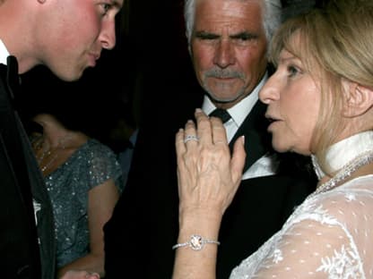 Barbra Streisand und James Brolin waren ebenfalls in einem angeregten Gespräch mit Prinz William anzutreffen