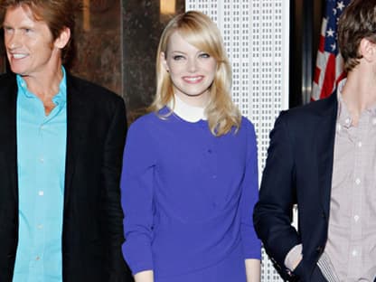 Emma Stone tendiert bei ihrer Farbwahl eher zu Blau. Hier trägt sie ein Kleid von Carven