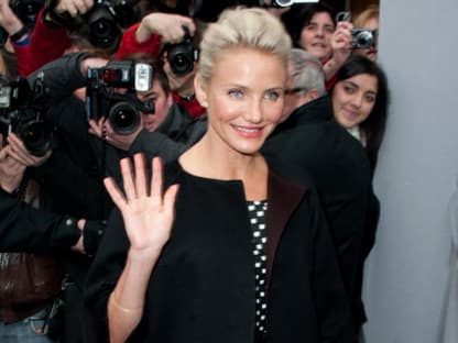 Von Fotografen umlagert: Hollywood-Star Cameron Diaz kommt zu einer Fashion Show