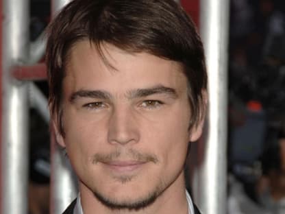 Die Liste der Damen, mit denen der 1,91-Meter-Mann Affären hatte, liest sich wie die Besetzungsliste eines Hollywood-Films: Scarlett Johansson, Penélope Cruz, Helena Christensen ... Dabei ist Josh Hartnett gar kein Herzensbrecher: "Bevor ich das von anderen breche, habe ich lieber selbst ein gebrochenes Herz"