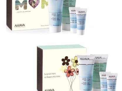 Liebe schenken mit dem AHAVA Muttertags-Set. Zwei Geschenkboxen stehen zur Wahl: "Surprise Mom, no flowers this time" und "Mom - care for you with love", ca. 25 Euro, je Set