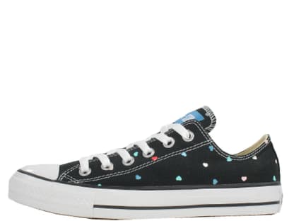 Chucks mit bunten Herzchen von Converse, ca. 60 Euro