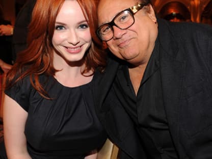 Christina Hendricks und Danny DeVito haben ebenfalls gemeinsam Spaß