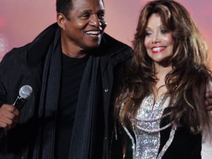 Jackie Jackson und La Toya Jackson performen auf der Bühne