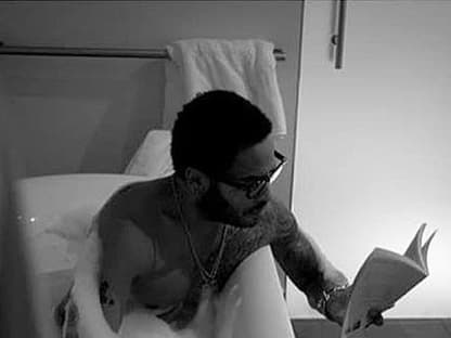 Ein echter Hingucker: Lenny Kravitz in der Badewanne. Copyright: Twitpic, Twitter 