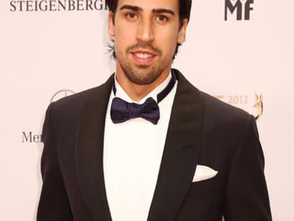 Fußballer Sami Khedira ging solo über den Roten Teppich ...