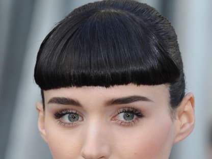 Rooney Mara trägt das neue Schwarz schon und kombiniert es mit einem exakt geschnittenen Kurzpony.