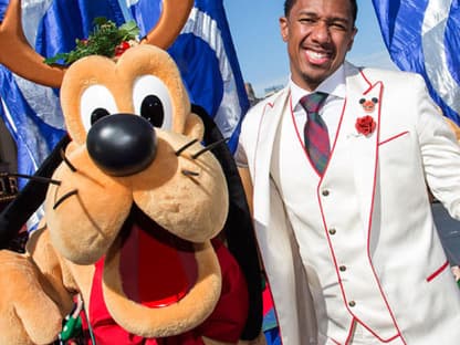 Nick Cannon (Ehemann von Mariah Carey) geht mit Pluto Gassi