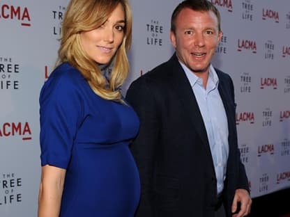 Guy Ritchie brachte seine Freundin Jacqui Ainsley mit zur Premiere. Sie zeigte stolz ihren Baby-Bauch