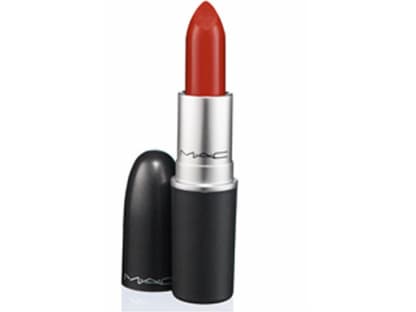  Wer will den perfekten Kussmund á la Marilyn? Mit dem Lippenstift von MAC versetzt man sich zurück in die Fünfziger Jahre. Der stark deckende Lippenstift ist feuchtigkeitsspendend und hält und hält und hält.... âRussian Red" von MAC, ca. 19 Euro