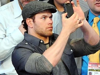 So ein Event erlebt man selten. Auf dem Spielfeld tritt die Profi-Auswahl gegeneinander an - in den ersten Reihen machen es sich die Hollywood-Stars bequem. "Twilight"-Schnuckel Kellan Lutz hielt alles auf Kamera fest