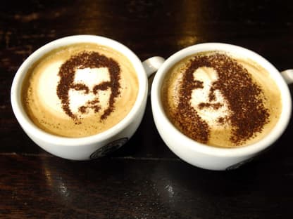 Wer will da schon Herzchen oder Blümchen als Kakaopuder-Deko auf dem Cappucino ...