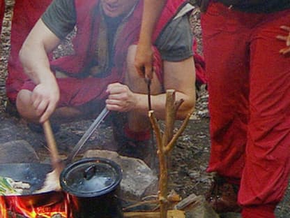 Rocco bereitet das Essen zu