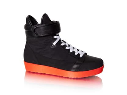  14. Oktober 2012: Auf leisen Sohlen gehen? Das ist definitiv nicht  das Motto der tollen Sneaker mit Neon-Sohle. Da sind neidische Blicke  vorprogrammiert! Sneaker von Vagabond, ca. 100 Euro