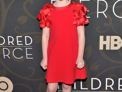 Kleinster Star des Abends in einem Kleid mit Knall-Effekt: Quinn McColgan spielt in "Mildred Pierce" an der Seite von Stars wie Kate Winslet