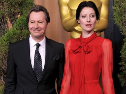 Gary Oldman (nominert als "Bester Hauptdarsteller" in "Dame, König, As, Spion") mit seiner Frau Alexandra Edenborough