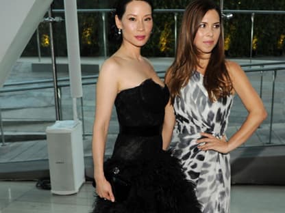 Glamourös: Lucy Liu mit  Designerin Monique Lhuillier