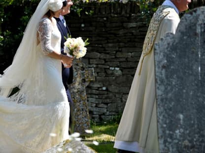 Ihr Vater Keith brachte Lily in die St. James Kirche