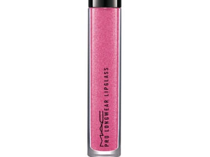 Zum echten Hingucker wird der Look durch die frische Lippenfarbe im angesagten Beerenton. Dafür einfach reichlich Lipgloss auf die Mitte geben und sanft verteilen. Fertig ist der Kristen Stewart Style! "Longwear Lipglass Next Fad" von MAC Pro, limitiert, ca. 20 Euro. Kaufen sie das Produkt hier im <a href="http://shop.ok-magazin.de/mac-lipglass-lip-gloss-4-2-ml,mPz7ur8xpA2fitGH,i" target="_blank">OK!-Shop</a>