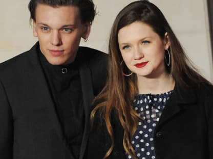 Jamie Campbell Bower und Bonnie Wright stellten sich für ein Foto auf