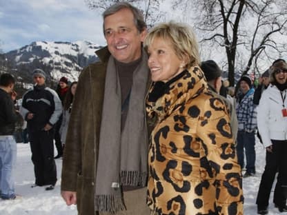 Schauspielerin Uschi Glas mit ihrem Ehemann Dieter Hermann im Skiurlaub