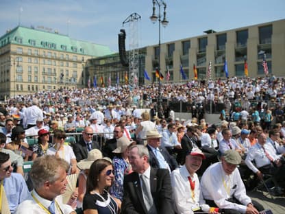 Eine Riesen-Menschenmenge erwartet den US-Präsidenten in Berlin am Brandenburger Tor - wird er etwas Bedeutendes sagen?