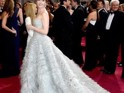 Und der Best-dressed-Oscar goes to... Amy Adams! Wie eine Fee´ schwebte sie über den Roten Teppich. Die silbergraue Robe von Oscar de la Renta mit dem opulenten Tüllrock steht ihr hervorragend