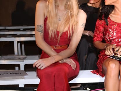 Peaches Geldof mit Rosenkranz im Haar