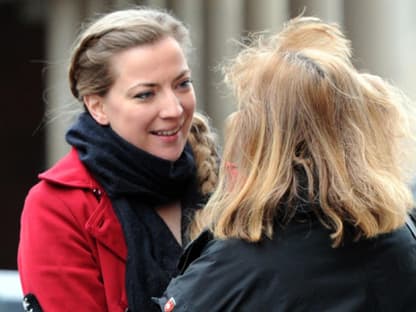 Die Tochter von Dieter Pfaff, Johanna Pfaff (l.), wird von einem weiteren Trauergast umarmt