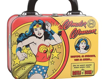 Da wird ihre Nichte garantiert neidisch sein, wenn Sie mit dieser coolen Wonder Woman Lunchbox auftauchen. Über paper-source.com, ca. 10 Euro