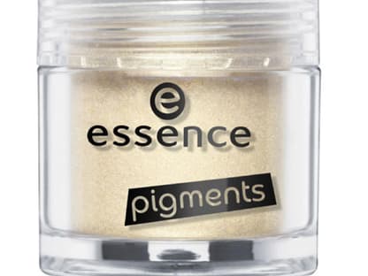 Zusätzlich setzt Kylie goldene Akzente an ihre inneren Augenwinkel. Sehr glamourös! ´  "Pigments - Be my Brightsmaid 09"´  von Essence, ca. 3 Euro