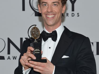 Christian Borle hielt seine Auszeichnung in die Kameras