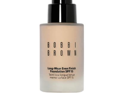 Eine gute Foundation ist das A und O für einen ebenmäßigen Teint. "Long-wear even finish Foundation" von Bobbi Brown, 30 ml, ca. 43 Euro. Kaufen Sie das Produkt gleich <a href="http://shop.ok-magazin.de/bobbi-brown-foundation-foundation-30-0-ml,6pelc1dainf03xrj,i" target="_blank">hier</a> im OK!-Shop...