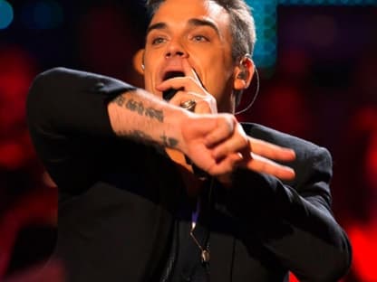 Robbie singt seinen neuen Song "Bodies". Danach stimmte er noch seine nächste Single "You Know Me" an