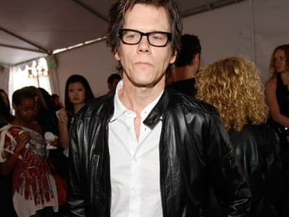 Schauspieler Kevin Bacon mit übergroßem Horngestell in schwarz 