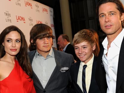 Brad und Angelina und die ganze Kinderschar: Gemeinsames Foto mit den Jung-Schauspielern Hunter McCracken, Laramie Eppler und Tye Sheridan