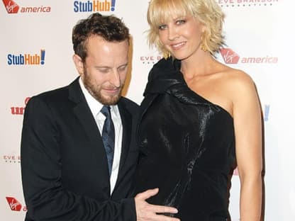 Schauspieler Bodhi Elfman fasst seiner Frau Jenna zärtlich an den Babybauch. Das Paar erwartet ihr zweites gemeinsames Kind