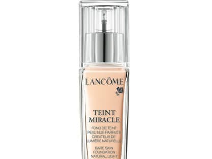 Nach der Grundierung kann die Foundation aufgetragen werden. Die Perlmutt-Pigmente in einigen Foundations lassen den Teint frisch und makellos erscheinen und gleichzeitig versorgen sie die Haut mir Feutchtigkeit. "Teint Miracle" von Lancôme, ca. 42 Euro