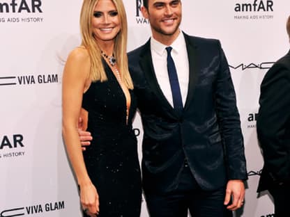 Heidi Klum wurde im Rahmen des Charity-Events für ihr außergewöhnliches Engagement im Kampf gegen Aids mit einem Award geehrt. Hier posiert sie zusammen mit Schauspieler Cheyenne Jackson ("Hysteria")