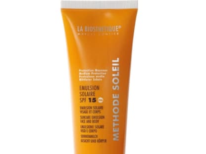 In Reisegröße "Methode Soleil Emulsion Solaire SPF 15" von La Biosthetique, 75 ml ca. 18 Euro