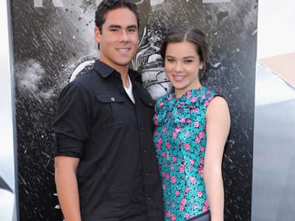 Hollywood-Star Hailee Steinfeld brachte zur Premiere ihren älteren Bruder Griffin Steinfeld mit