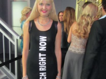 Durfte natürlich nicht fehlen: Berlins It-Girl Bonnie Strange. Ob ihre Message auf dem Kleid an ihren Ex ging? ;-)