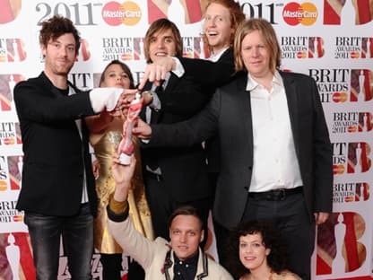 Strahlende Gewinner: Die Band "The Arcade Fire" wurde mit dem Award als "Best International Group" und "Best International Album" ausgezeichnet