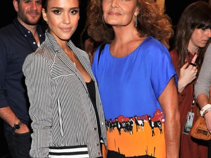 Jessica Alba durfte nach der Show von Diane Von Furstenberg die Designerin backstage besuchen