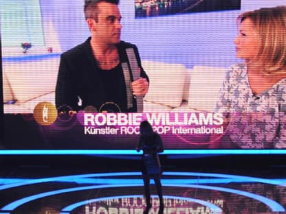 Robbie Williams bekommt auch einen Echo - weil er nicht bei der Show in Berlin sein konnte, überreichte ihm Helene Fischer vorab seinen Preis in der Sparte "Künstler Rock/Pop International"