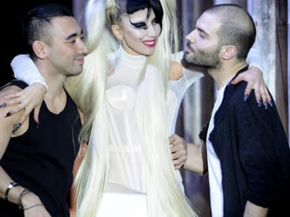 Zur Belohnung gab es von Art Director Nicola Formichetti und Designer Sebastien Teigne Küsschen